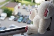 В Астане из-за недосмотра родителей из окон выпали уже 50 детей